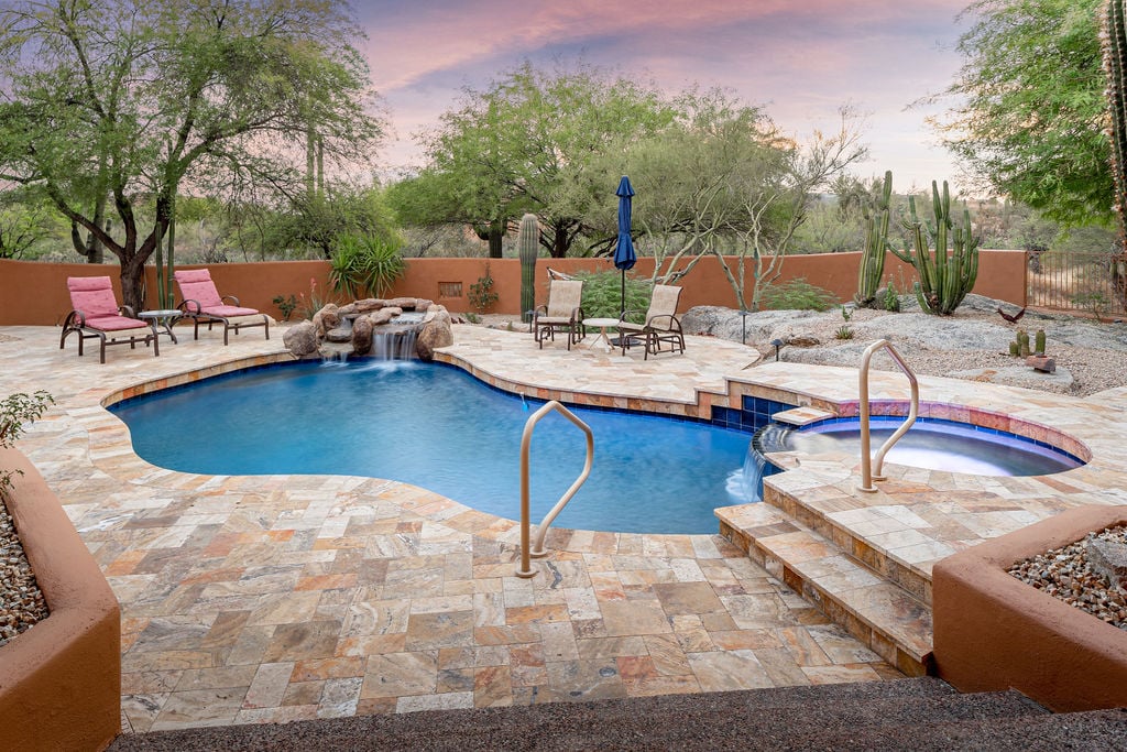 Travertine paving surface
